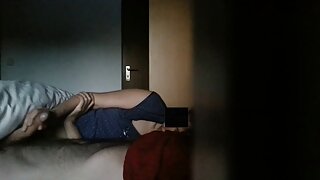 অ্যালিসন পিছন থেকে আ ...